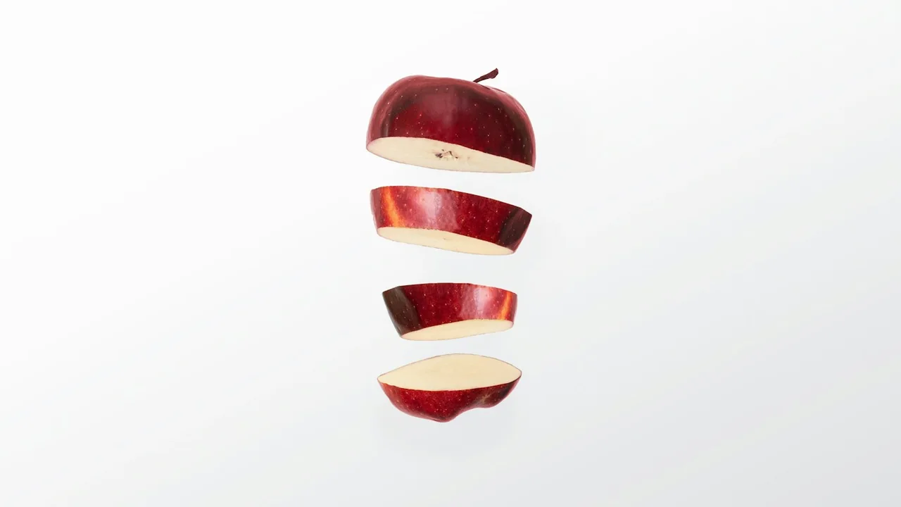 Manzana cortada sobre una superficie de cocina; fotografía ilustrativa del alimento