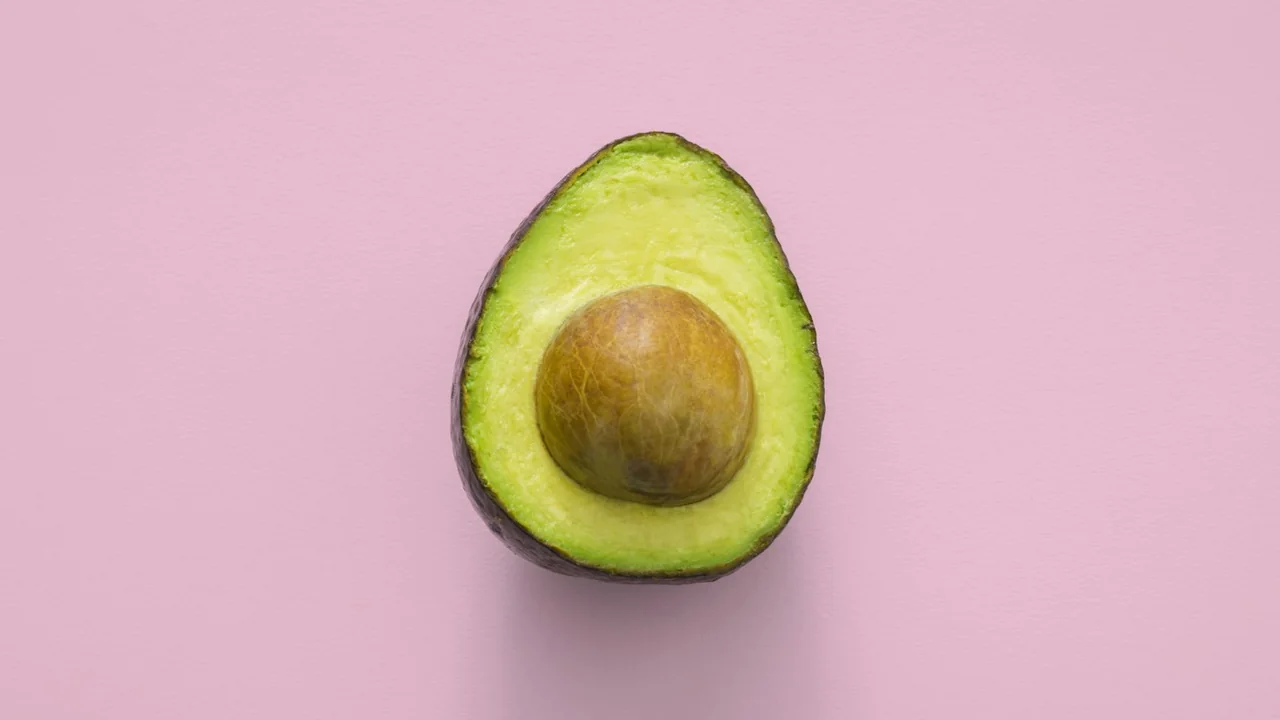 Palta abierta mostrando la pulpa y la pepa, partes con riesgos distintos para los perros