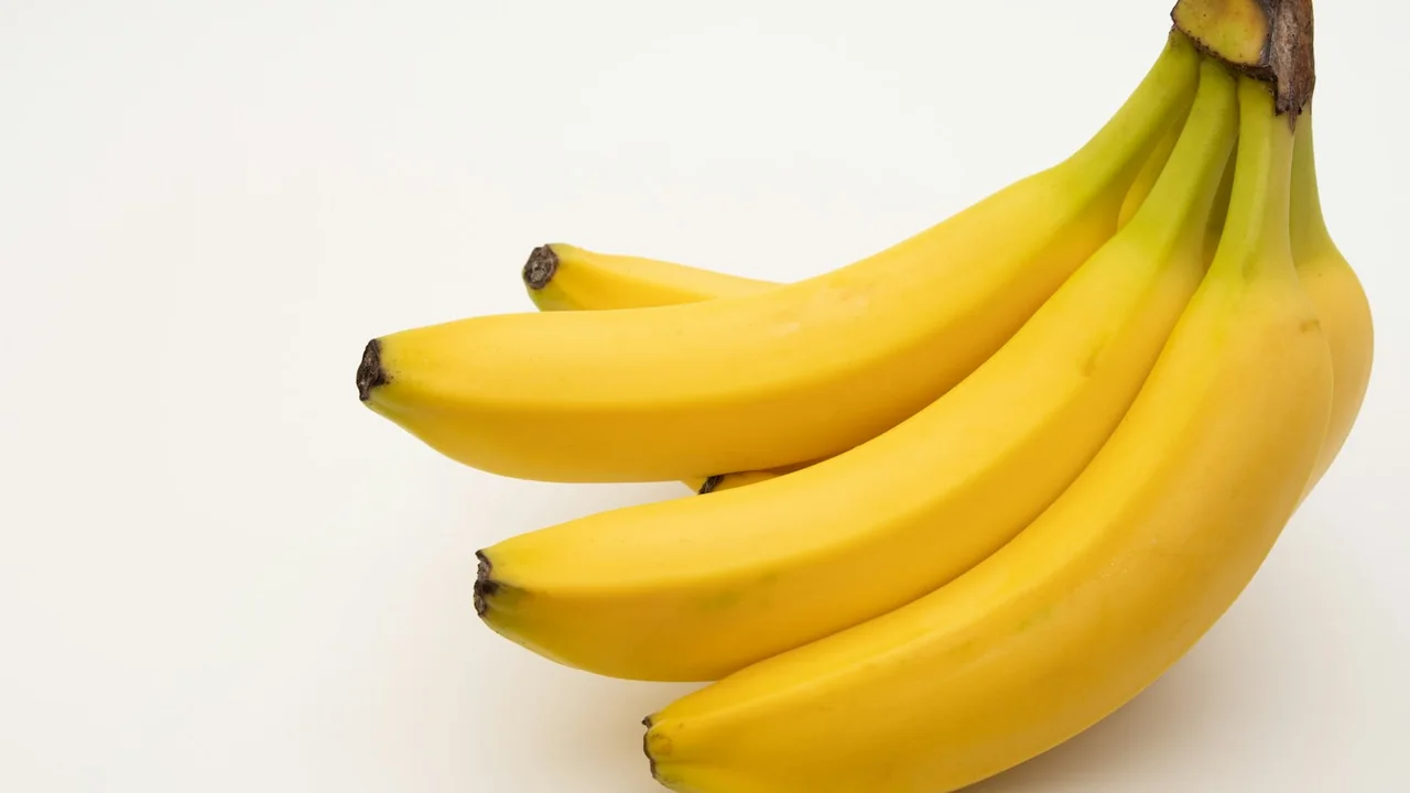 Plátanos de postre con cáscara; solo se considera ofrecer una pequeña porción de pulpa
