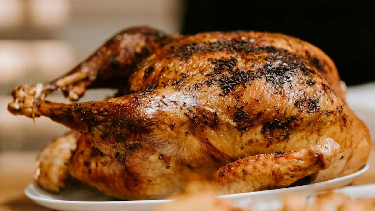 Fotografía ilustrativa de pollo preparado para consumo humano; no es una ración recomendada